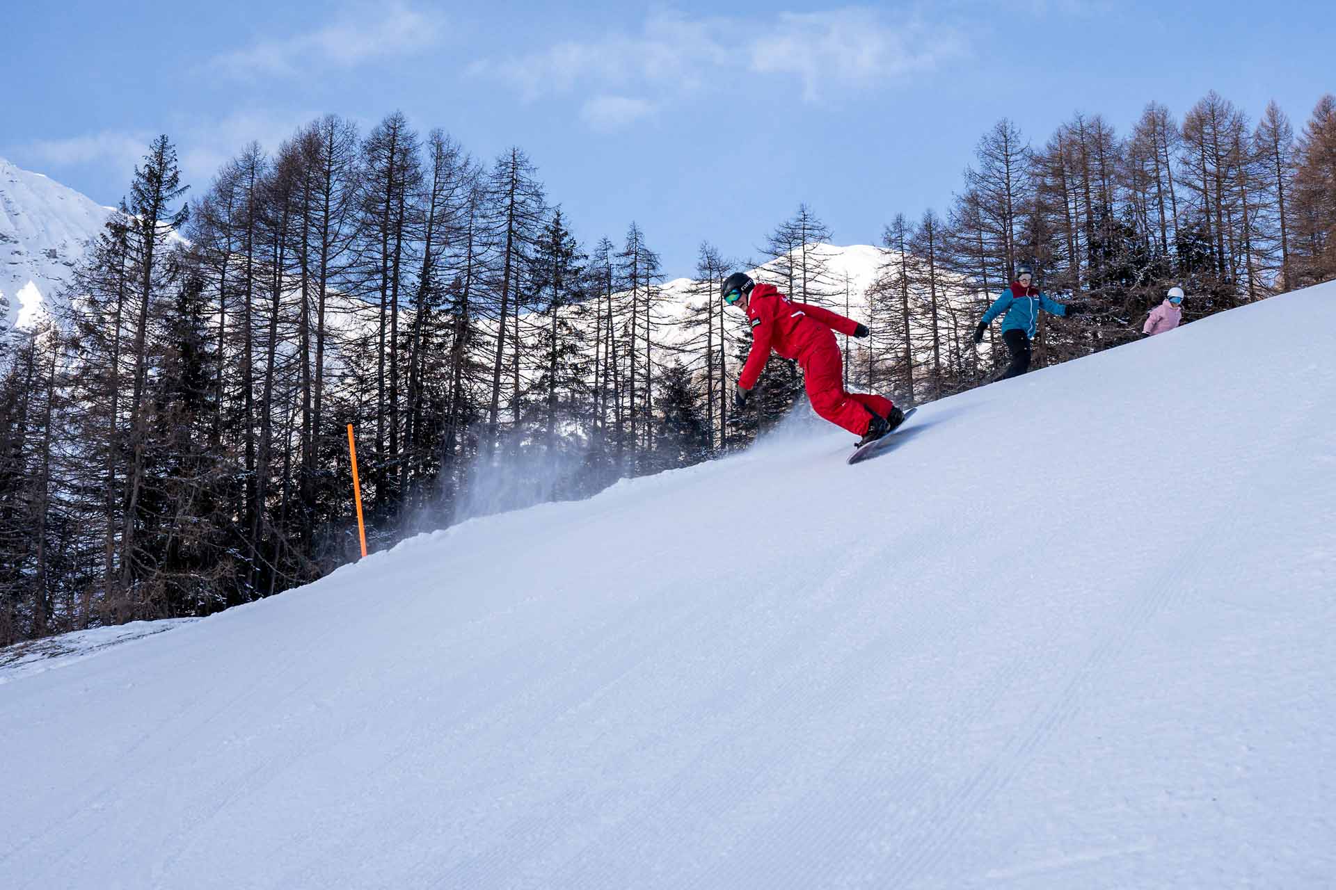 Snowboarder in der Gruppe im Unterricht im Skigebiet Churwalden